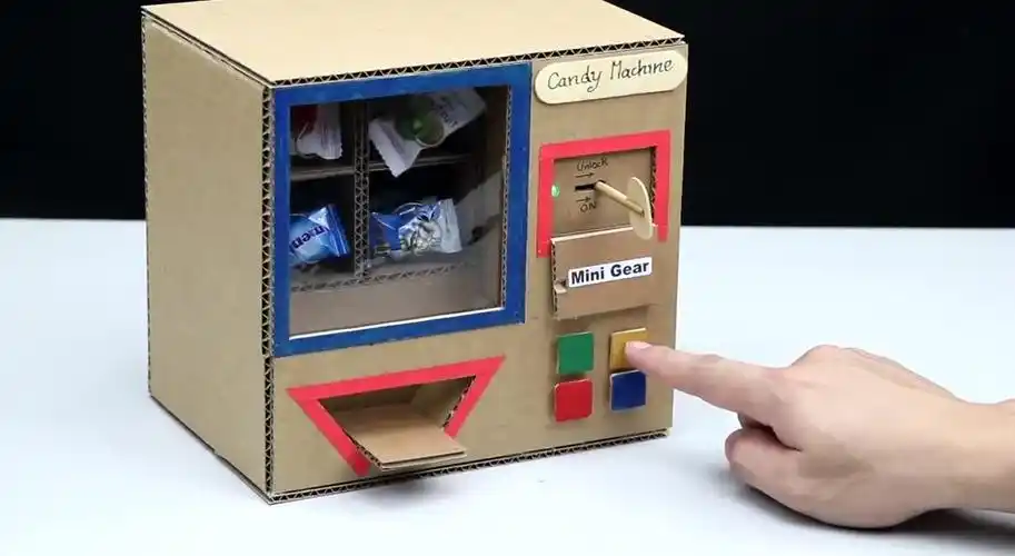 牛人用硬纸板制作4种糖果自动售货机,真厉害!