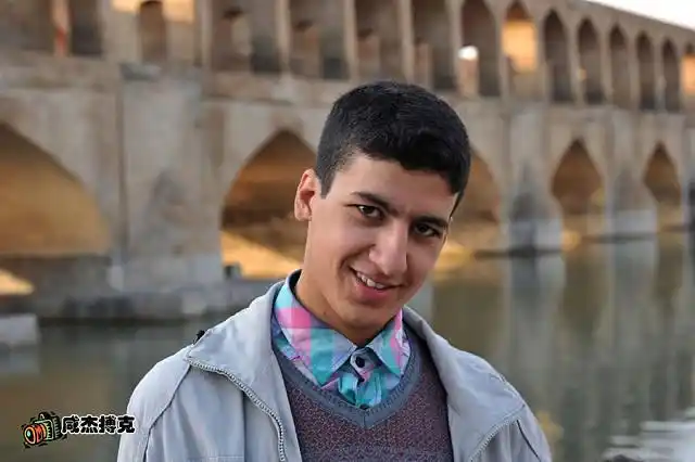 伊朗男人穿西装拒领带