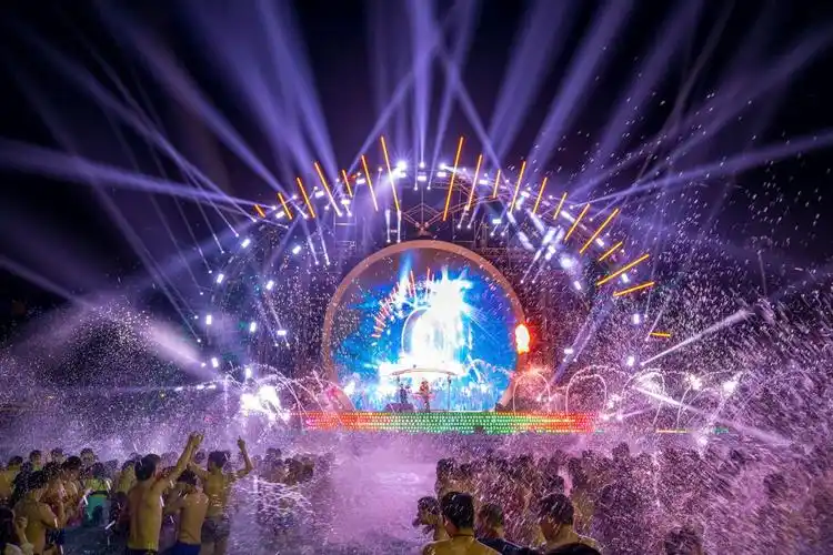 范丞丞『水上摇滚电音劲舞节』!开启一场水上狂欢趴!