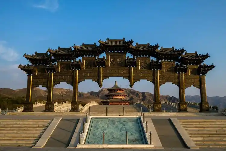 中华黄河坛,位于宁夏回族自治区吴忠青铜峡风景区,是黄河金岸的标志性