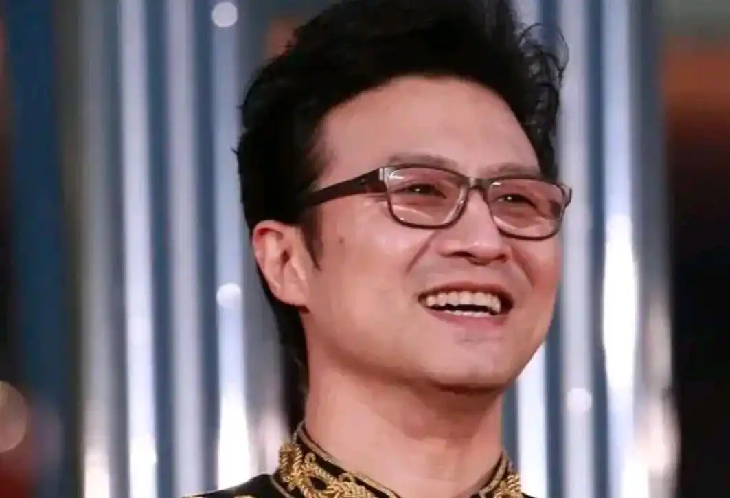 摘了眼镜的汪峰,真的是判若两人