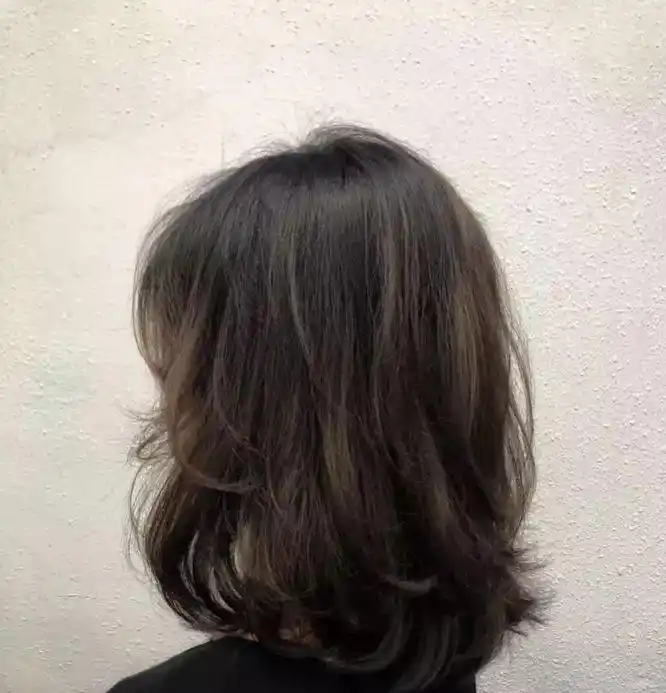 "齐肩烫"发型给人一种很细腻精致的