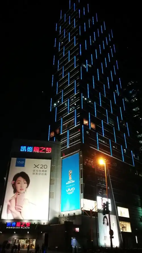 虹口龙之梦位于虹口足球场正对面,大型购物中心,地下二层链接地铁8号