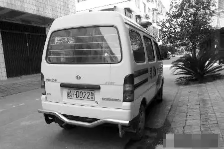 挂着"桂hd022警"车牌的"长安之星",车身也有"司法"字样