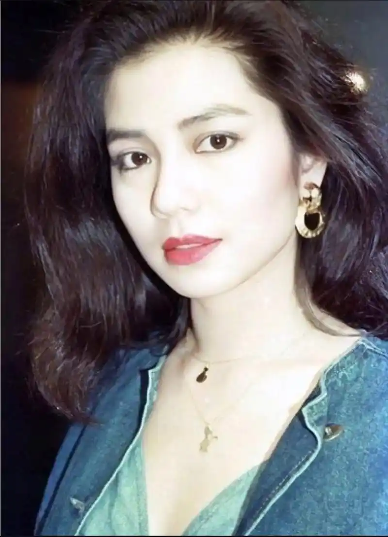 风情万种钟楚红.高颧骨,方脸,身材偏短宽,你以为这些 - 抖音