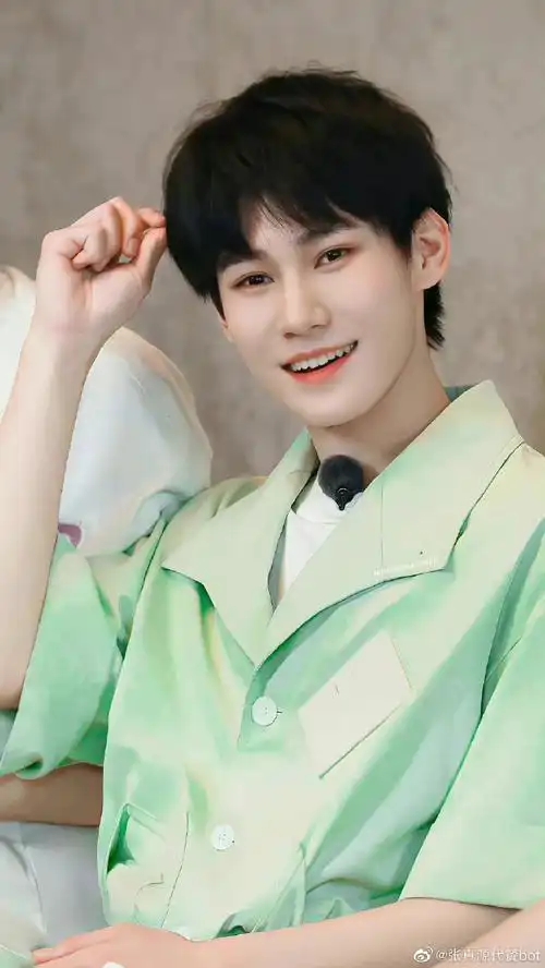 张真源西装侧颜随拍