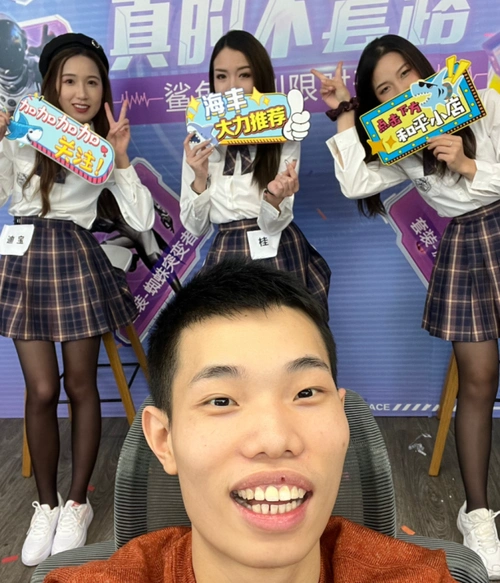 他们就是虎牙主播不求人,鲨鱼,晚玉,在第一天带货当中,不求人也是放开