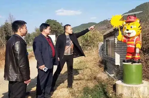 昆明市应急局副局长雷炳成一行到寻甸县检查森林草原防火工作