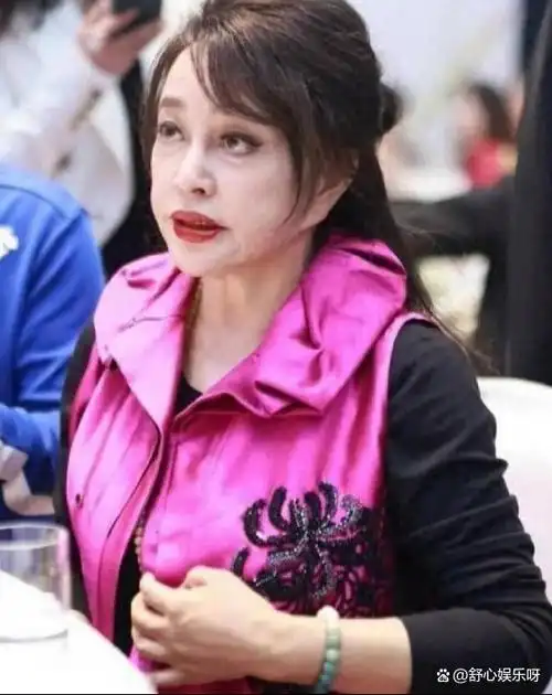 刘晓庆不服老盲目过量打针如今71岁受副作用影响吓坏好多人