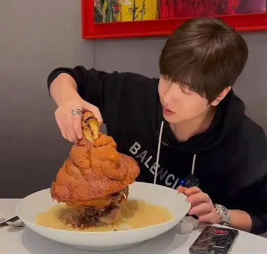 mr白冰首播人气爆棚,颜值女粉太吸睛,元旦将在外滩包下露台出镜_视频_