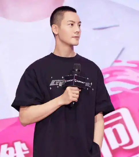 陈伟霆:毛寸新发型搭配黑t恤衫,外出商演站台腼腆地像个大男孩_风暴