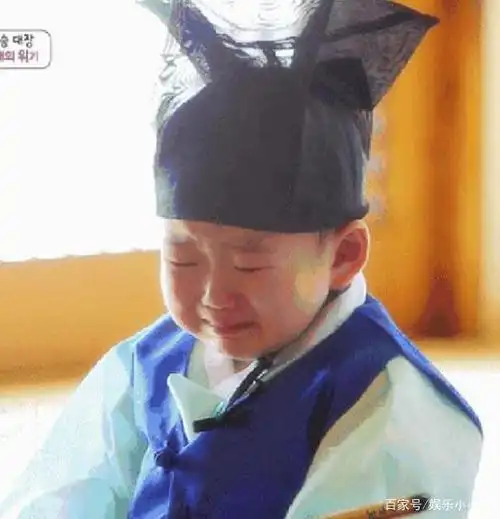 被做成表情包的宋民国终于长大了,近照曝光,身高感人五官认不出