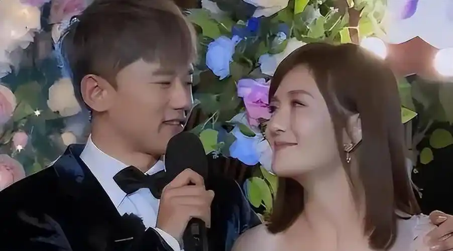 张杰谢娜带仨娃游迪士尼,十指紧扣如热恋情侣,3个保姆很抢镜