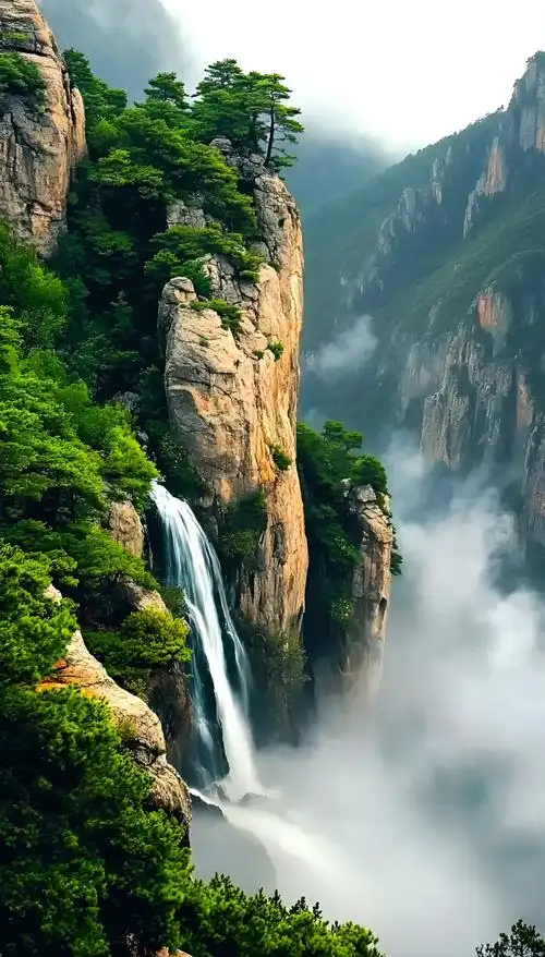 云雾缭绕的瀑布奇观 🌲💧