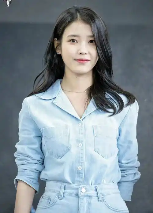 李知恩太适合这身牛仔装了,肤白甜美,日常通勤也可以穿!