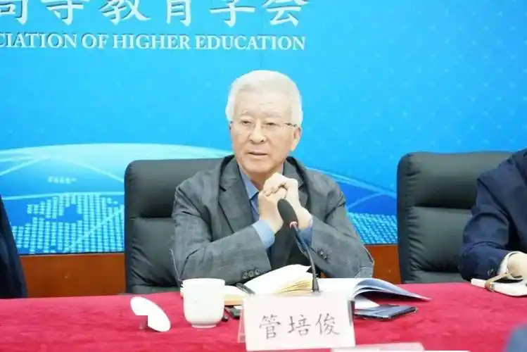 王建国介绍课题研究思路时指出,实现中国式现代化,需要西部同步现代化