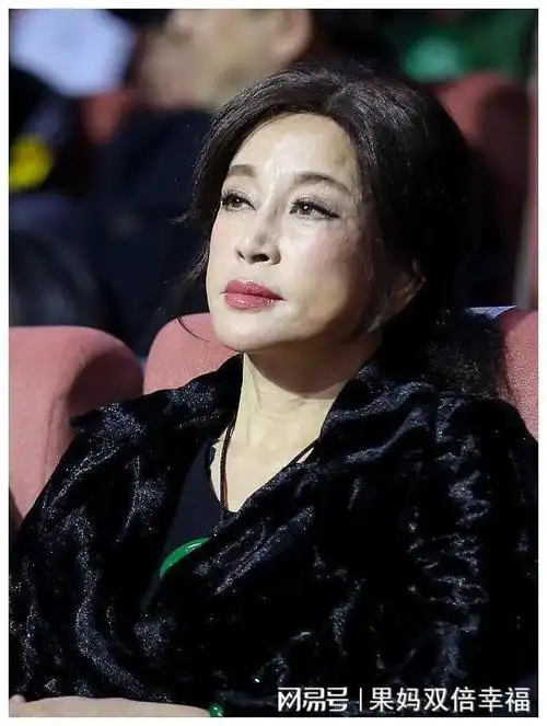 74岁刘晓庆近照曝光,现场脸部松垮,网友:窝瓜脸鲶鱼嘴"!