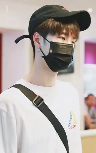 170702 北京-长沙 @uniq-王一博 脖子上的痣好可吖 cr:logo