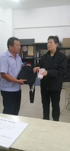 东北游客乘车遗落千元现金 海口公交司乘火速归还获赞