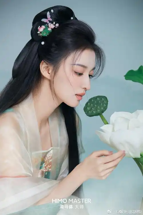 这个撑伞照片绝了,她的下颚线都可以滑滑梯,太漂亮了吧#王楚然下颚