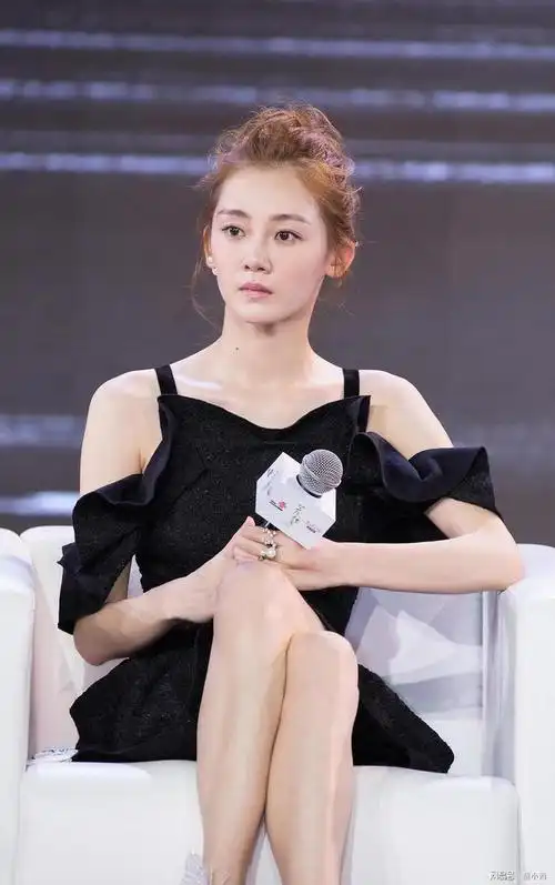 郑恺老婆苗苗又美出新高度了把小黑裙穿出不同的魅力气质好赞