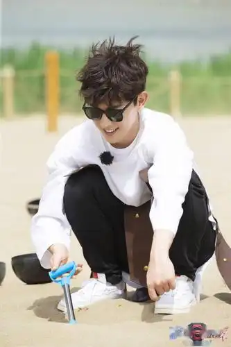 邓伦《极限挑战》录制照来袭 披红袍骑骆驼的沙漠小王子!