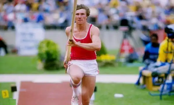 理性分析短跑之王博尔特pk撑杆跳之王布勃卡谁更胜一筹