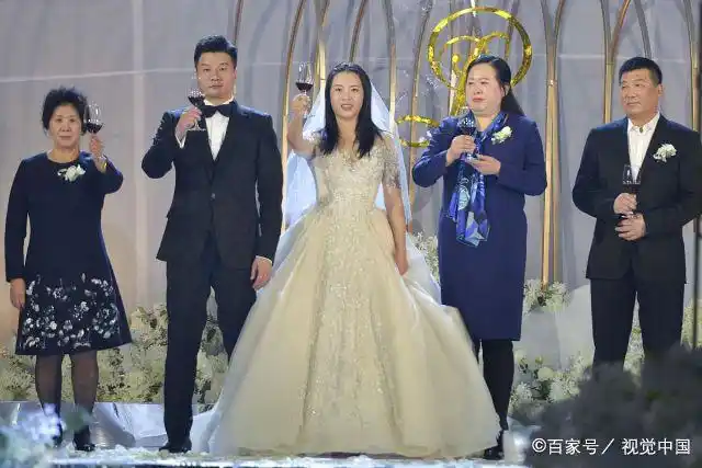 沈阳:李金羽同爱妻毕文晴举办婚礼 新婚燕尔场面温馨