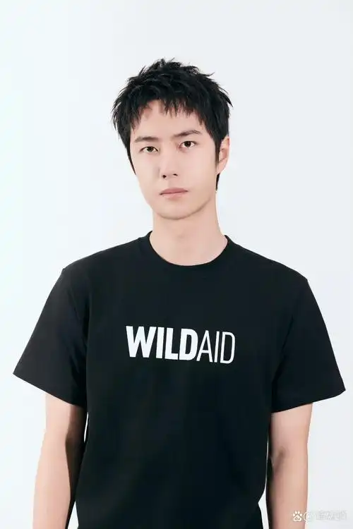 王一博公益宣传片造型,黑色t恤搭配绿色裤子,身材比例真好,寸头发型真