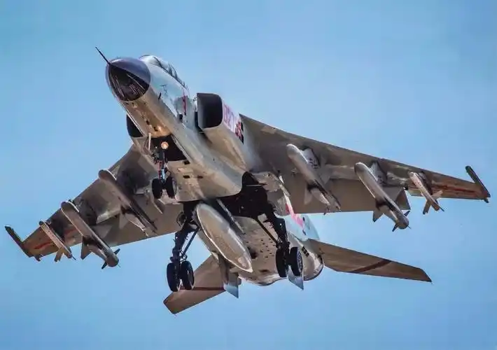 美专家:解放军歼轰7飞豹反舰能力强悍,产量260多架不容美军忽视