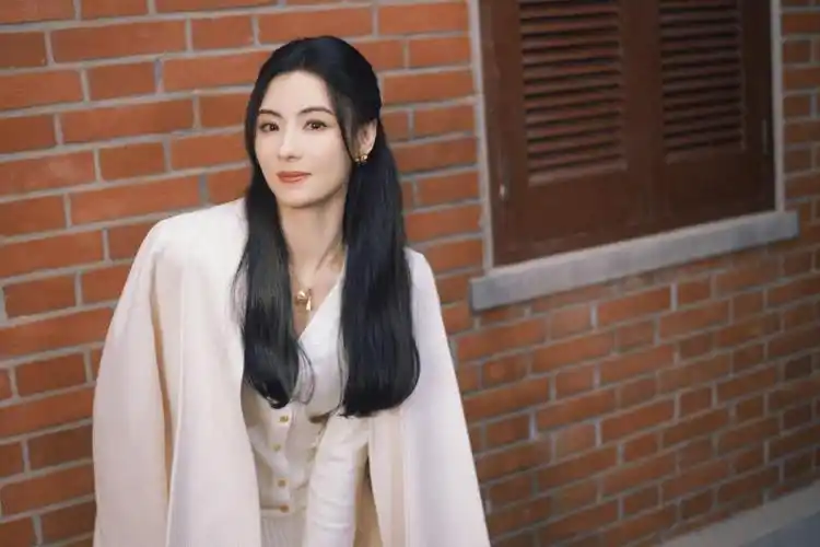 张柏芝穿白衣优雅温柔五官精致美貌不减