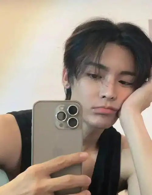 帅气演员侯明昊今日最新自拍照出炉啦太帅了