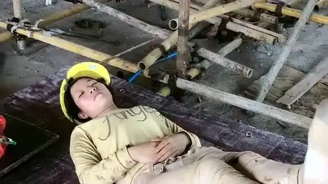 工地上很出彩的湖南女工人,中午休息就睡工地