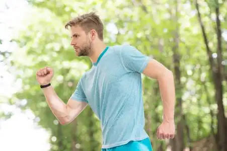 跑步.精力充沛的运动员.户外男子运动.运动装时尚.健康与健康.