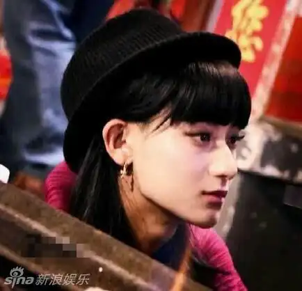 黄子韬估计黄子韬也对自己的女装扮相非常满意呢,连微博头像都换成