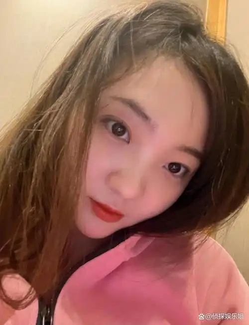 23岁林妙可久违晒近照,挑战空中瑜伽身姿优雅,瘦了一大圈更美了