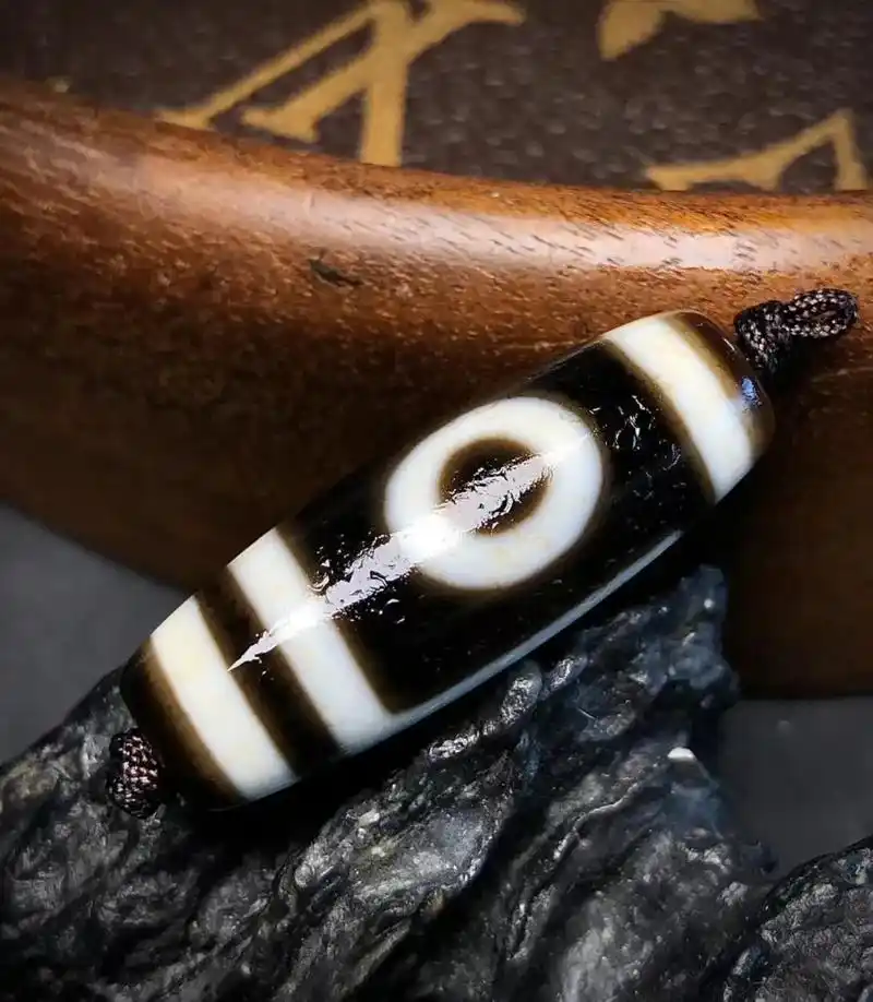 一眼靠山天珠.台湾黑白 一眼靠山天珠  手工包浆皮壳老气到位 - 抖音