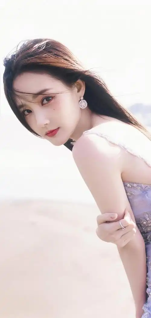 李一桐紫色吊带裙写真,精致温柔的美人,十分养眼!