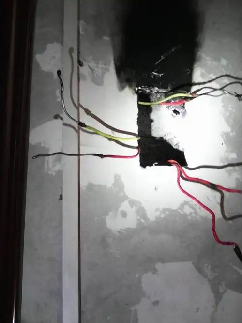 电闸烧坏了,我想直接接上去,怎么接?