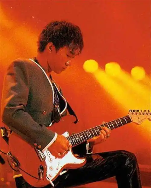 1993年,黄家驹魂断异乡,可当年拽着他坠台的国外主持却风光27年