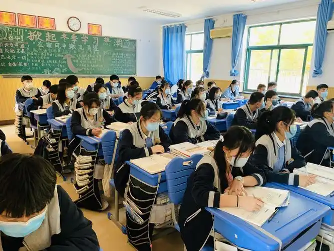 朝气蓬勃满校园----青岛志贤中学高一高二年级学生返校上课