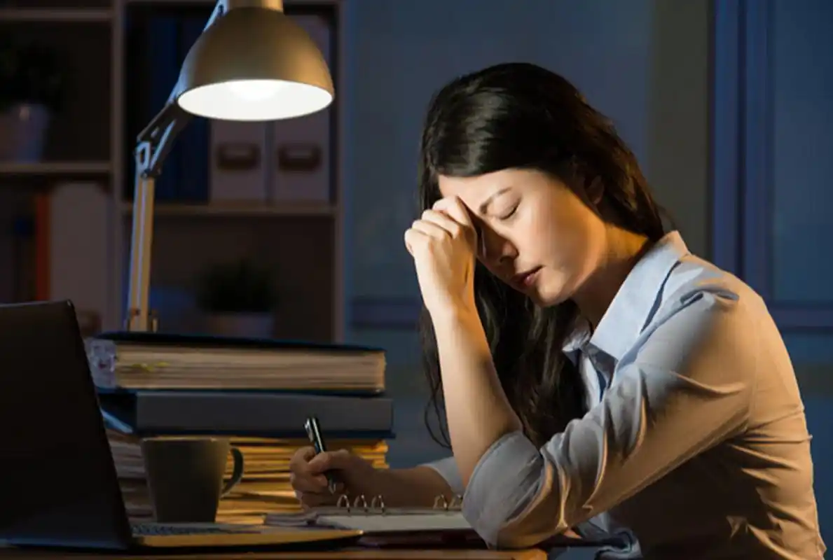 熬夜是指为了完成某种任务而错过正常的睡眠时间,导致睡眠不足.