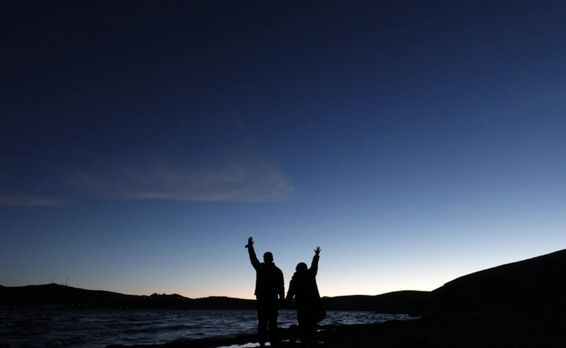 而且两人还是双手紧牵,身高差也非常养眼,即便是只有背影也能感受到