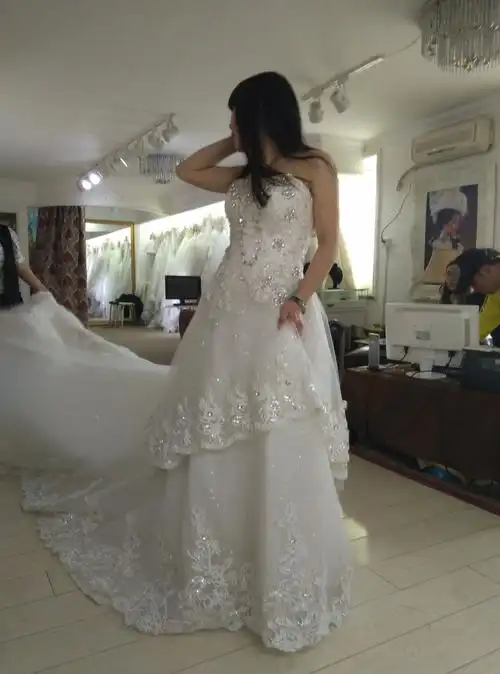 小丫总共试穿了两种拖尾婚纱,一款有些公主fan,一款有些奢华fan,两个