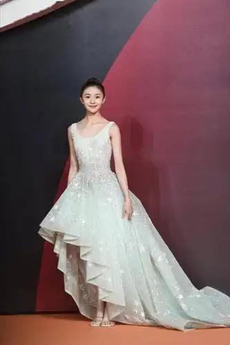 谋女郎张浩存首亮相一袭白色礼裙简约又大气年纪不大气质绝了