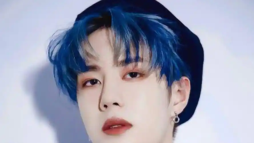 为啥现在的王一博不爱染头发了?当看到他蓝发照后,瞬间明白!