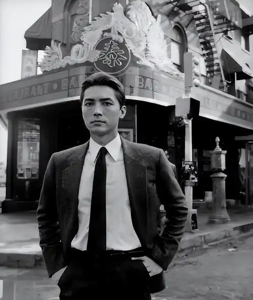 亚洲第一美男尊龙林青霞为看他一夜不睡73岁无妻无子与狗相伴