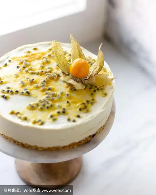 西番莲素食芝士蛋糕与酸浆在大理石背景与复制空间