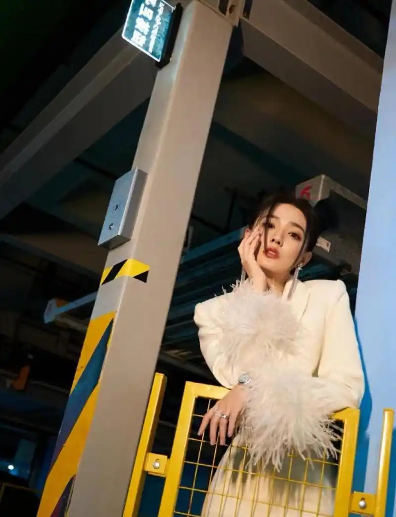 徐璐白裙西装,在光里相遇,简单纯粹. #娱乐