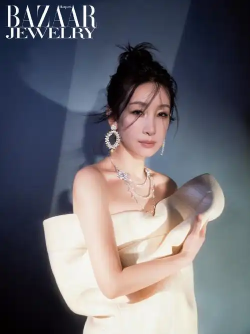 秦海璐上半身身材##秦海璐深v露腰裙#@秦海璐最新大片换了新风格好吸